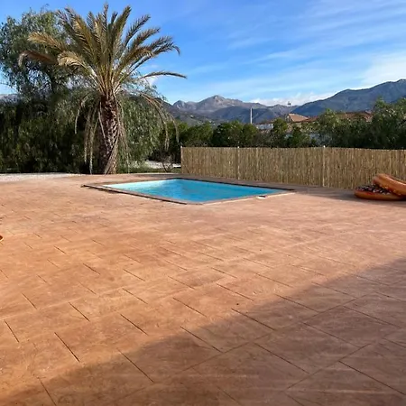 Serene Haven With A Sparkling Pool Hébergement de vacances *